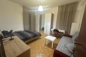 Stanza in appartamento di 130 m² a Roma