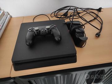 PS4 con controller e base ricarica