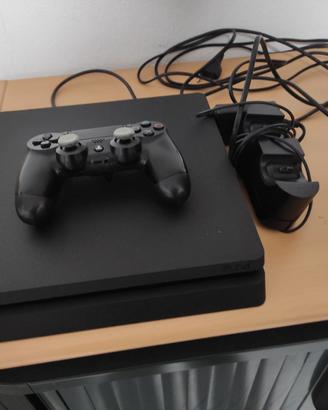 PS4 con controller e base ricarica