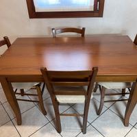 Tavolo aggunlabile con 4 sedie