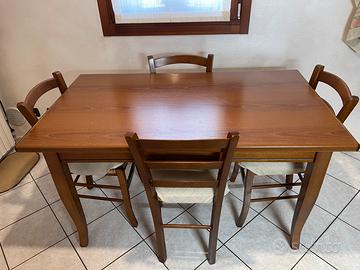 Tavolo aggunlabile con 4 sedie