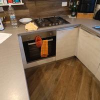 cucina con elettrodomestici 