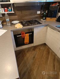 cucina con elettrodomestici 