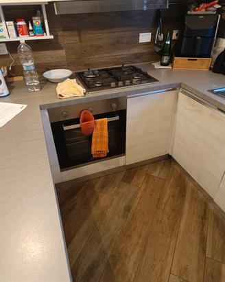 cucina con elettrodomestici 