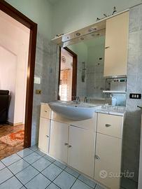 Mobile bagno con specchio e faretti