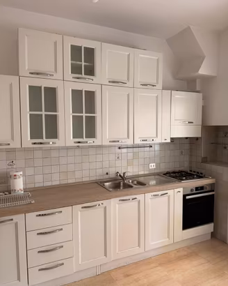 Cucina lineare bianca completa di elettrodomestici