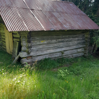 Fienile con prato e bosco