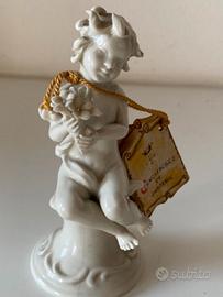 Putto con fiori in porcellana di Capodimonte