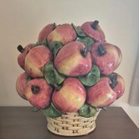 Grande cesto di mele in ceramica
