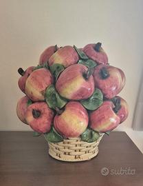 Grande cesto di mele in ceramica