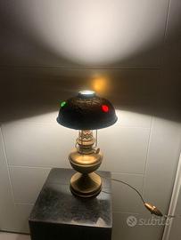 Antico lume a petrolio in ottone elettrificato