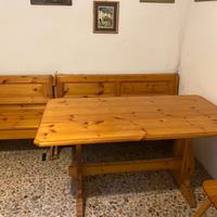 Tavolo, sedie, panca con contenitore. Taverna