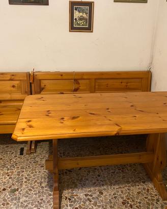 Tavolo, sedie, panca con contenitore. Taverna