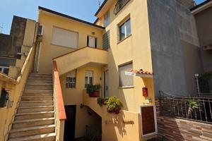 Trilocale con box auto e spazi esterni