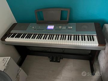 Pianoforte elettr. YAMAHA DGX 640 con pedaliera