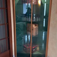Angoliera con struttura in legno e ripiani in vetr