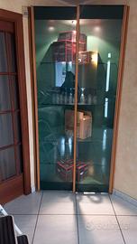 Angoliera con struttura in legno e ripiani in vetr