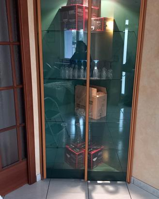 Angoliera con struttura in legno e ripiani in vetr