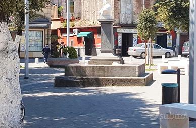 Locale commerciale in piazza castello