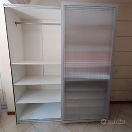 armadio con ante scorrevoli 