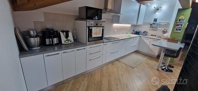 Cucina ad angolo completa con penisola