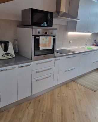 Cucina ad angolo completa con penisola