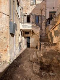 Stabile con due unità abitative in centro