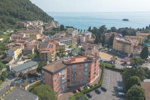 2 LOCALI A GARDA
