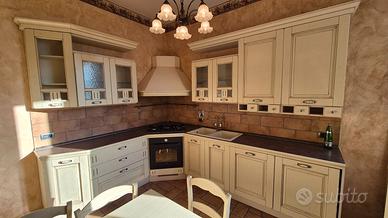 Cucina come nuova di qualità con elettrodomestici