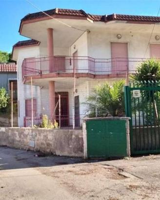 Palazzo / Stabile di 300 m² con più di 5 locali a 