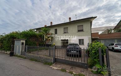 APPARTAMENTO IN VILLA CON BALCONE