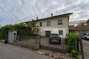 APPARTAMENTO IN VILLA CON BALCONE