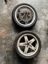 Coppia di pneumatici e cerchioni per scooter