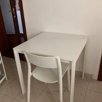 Tavolo quadrato / sedie vendute a parte