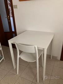 Tavolo quadrato / sedie vendute a parte
