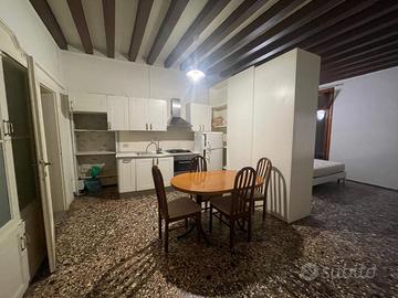 Arredamento interno zona giorno, cucina, camera.