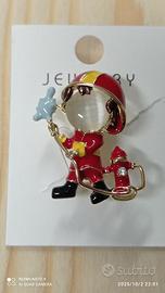 spilla vigile del fuoco con idrante