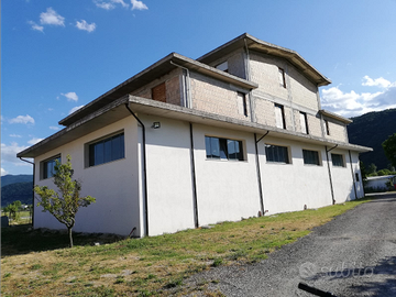 Stabile con ampio terreno