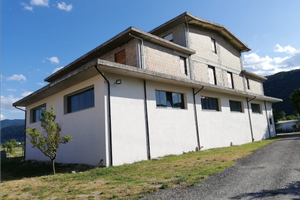 Stabile con ampio terreno