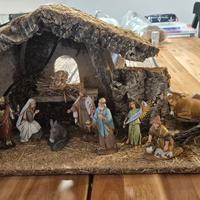 Presepe artigianale con statuine e luci