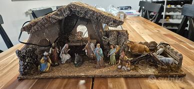 Presepe artigianale con statuine e luci