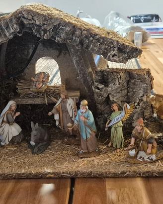 Presepe artigianale con statuine e luci