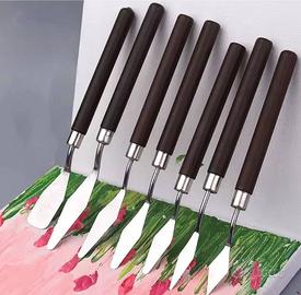 Set di 7 spatole per pittura con manici in legno.