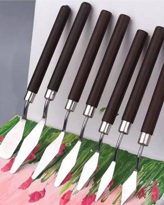 Set di 7 spatole per pittura con manici in legno.