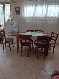 Tavolo da cucina con sedie
