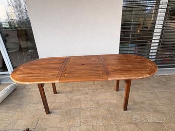 Tavolo e sedie in legno da esterno