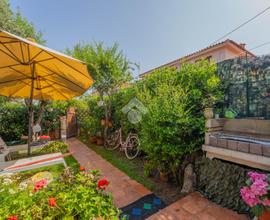 VILLA A SCHIERA CENTRALE A SAN TEODORO