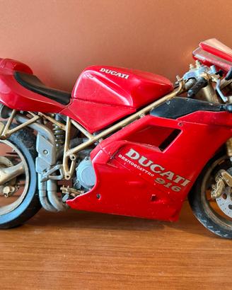 Modellino  moto Tamiya Ducati 916 desmoquattro.