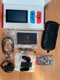 Nintendo Switch con gioco e custodia