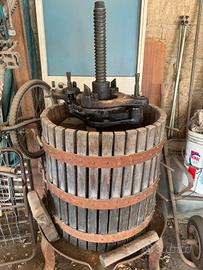 Torchio antico in legno e ghisa per uva/vino